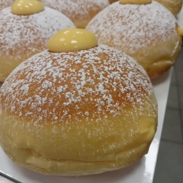 Bomboloni alla crema pasticcera